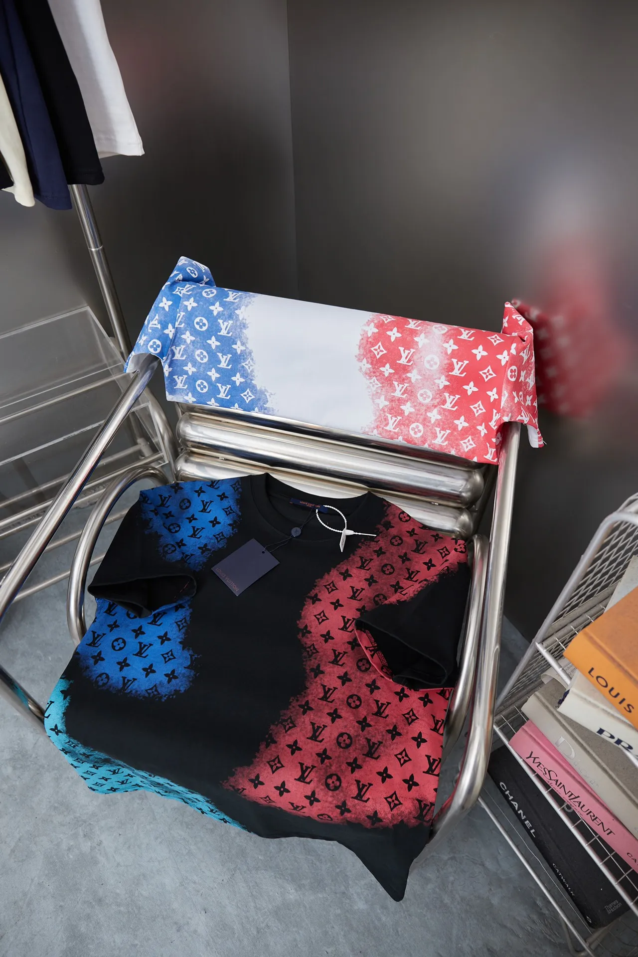 🅿️190 1V 25SS early spring new style Colorful digital LV lettering short sleeves Light luxury essential item for daily commuting for men and women Correct version Welcome to compare Detailed features · 320g 100% pure cotton double yarn jersey fabric · Special thickened 32 pieces of double-strand 1X1 thread in the same cylinder custom dyeing · Positioned color digital LV lettering printing · Double needle stitching and cross-stitching technology · Original main mark, washed tag, brand moisture-proof paper packaging Color: black/white Size: S/M/L/XL